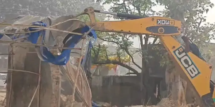 सरकारी ज़मीन पर बने कमर्शियल मार्केट कॉम्प्लेक्स को गिरा दिया गया