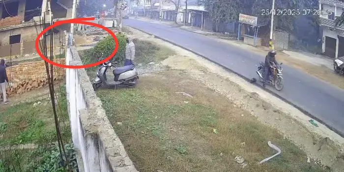 बिहार में मोटरसाइकिल सवार बदमाशों ने एक घर पर फायरिंग की