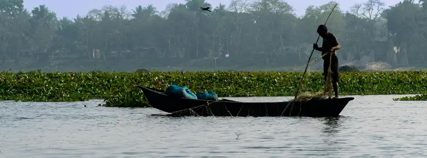 IIT-BHU के शोधकर्ता पोर्टेबल डूबने की निगरानी प्रणाली प्रदर्शित करते हुए, जो पानी में सुरक्षा के लिए तैयार की गई है।